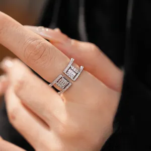Vue détaillée d'une bague ouverte creuse à double couche en argent avec des pierres CZ