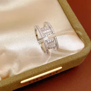 Détail d'une bague ouverte double couche plaquée or 18 carats avec zircons scintillants