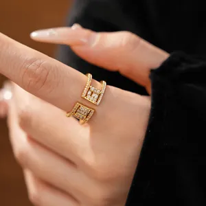 Vue détaillée bague ouverte double couche plaquée or 18k avec oxydes de zirconium