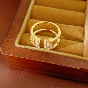 Vue rapprochée d'une bague ouverte double couche en plaqué or 18k sertie de zircons