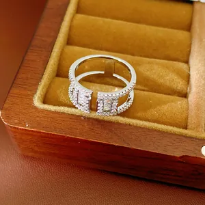 Gros plan d'une bague creuse à double couche argentée avec zircons dans une boîte