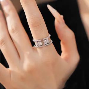 Gros plan d'une bague ouverte élégante à double couche plaquée or blanc avec zircons