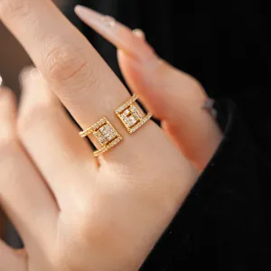 Gros plan d'une bague ouverte double couche plaquée or 18 carats avec pierres de zircon.