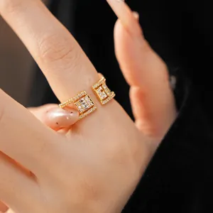 Gros plan d'une bague ouverte élégante plaquée or 18k avec zircons étincelants