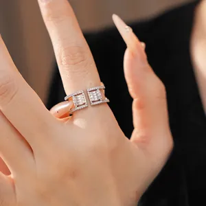 Détail macro d'une bague ouverte creuse à double couche avec incrustation de zircon
