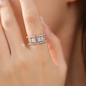 Vue détaillée d'une bague ouverte double couche plaquée or 18 carats avec zircons