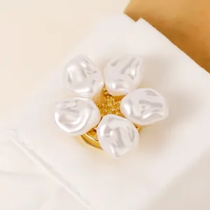 Primer plano elegante de un gemelo de flor de perlas de estilo francés sobre tela