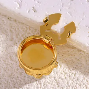 Detalle del mecanismo de cierre dorado del gemelo de flor de perla sin necesidad de coser.