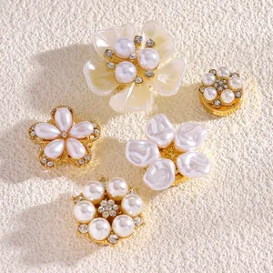 Detalle de elegantes botones decorativos en forma de flor con perlas y cristales