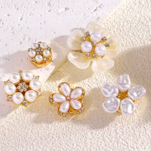 Primer plano de varios elegantes botones de flores de perlas con brillantes detalles de cristal