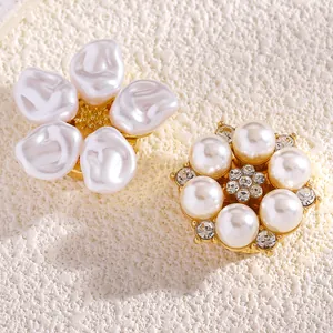 Primer plano de elegantes gemelos de flores de perlas sobre una superficie blanca texturizada