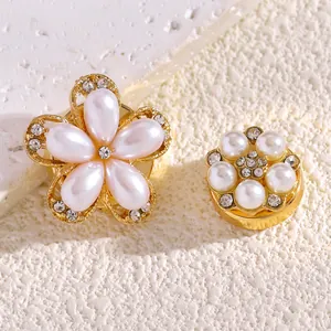 Vista detallada de elegantes botones decorativos con flores de perlas y pedrería en dorado