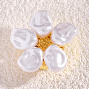 Primer plano detallado de un elegante botón decorativo de flor de perla y dorado