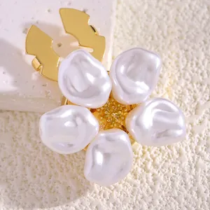 Primer plano de una elegante hebilla decorativa de flor de perla con base dorada