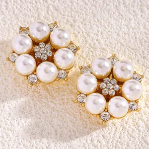 Vista macro detallada de elegantes gemelos de flores de perlas con centro de strass fino.