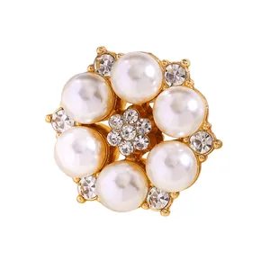 Primer plano detallado de un elegante gemelo de flor de perla con diamantes de imitación brillantes