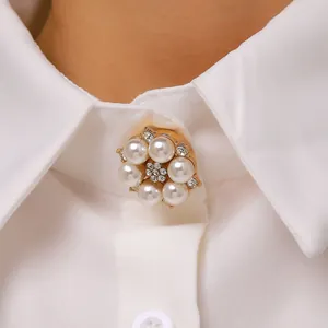 Primer plano de un elegante botón decorativo de flor de perla en el cuello de una camisa