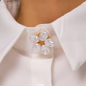 Primer plano de un elegante broche de flor de perlas en el cuello de una camisa blanca