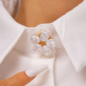 Primer plano de un elegante botón decorativo de flor de perla en cuello blanco
