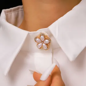 Elegante botón decorativo de flor de perla en cuello de camisa blanca para gala