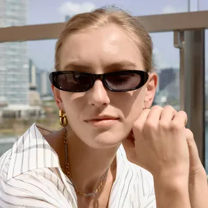 Élégantes boucles d'oreilles maillons dorés sur mannequin pour un look très chic.