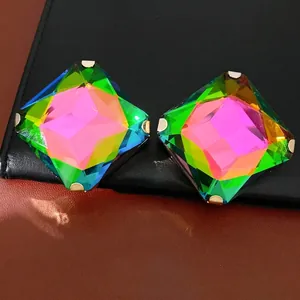 Orecchini a perno quadrati oversize con cristalli aurora colorati e placcatura oro