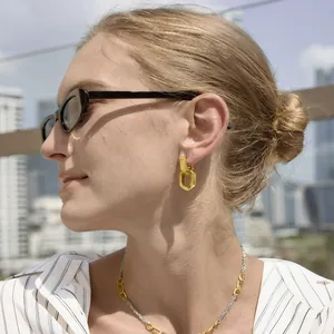 Boucles d'oreilles géométriques dorées en titane et collier en métal bicolore femme