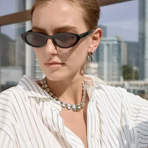 Gros plan d'un collier et de boucles d'oreilles modernes en acier inoxydable argenté