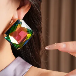 Dettaglio ravvicinato di orecchini a lobo quadrati oversize in cristallo multicolore