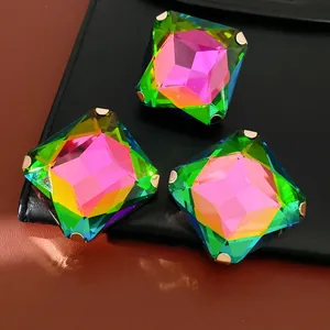 Dettaglio di orecchini a lobo quadrati iridescenti su pelle nera di lusso
