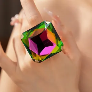 Dettaglio di un grande anello quadrato con cristallo multicolore e montatura oro