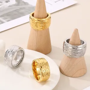 Bague Large en Acier Inoxydable Martelée Minimaliste pour Hommes Femmes Style Froid Design de Niche Anneau de Doigt Géométrique Simple Accessoire