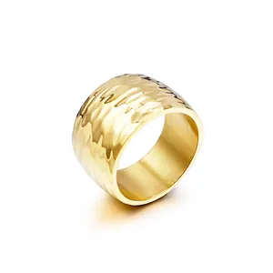 Bague large minimaliste en acier titane doré avec texture martelée faite à la main