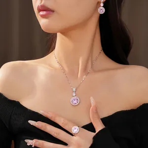 Parure de bijoux élégante en zircon rose comprenant un collier des boucles d'oreilles et une bague