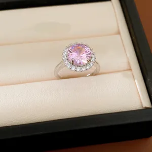 Vue détaillée d'une bague en argent élégante avec un halo de zircon rose rond.