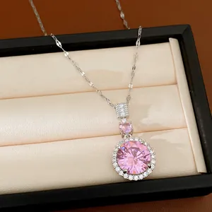 Gros plan détaillé d'un collier avec pendentif en zircon rose dans un coffret de luxe