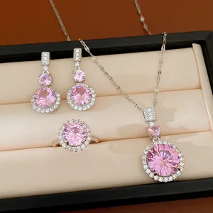 Vue détaillée de l'ensemble de bijoux en zircon rose avec design halo argenté