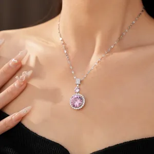 Détail d'un élégant collier avec pendentif en zircon rose rond sur le cou d'un mannequin