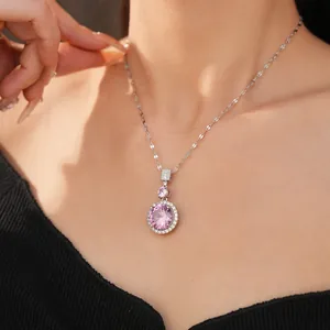 Détail d'un collier de luxe avec un pendentif en zircone rose rond sur un mannequin