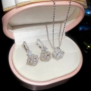 Élégant ensemble de bijoux haut de gamme avec collier et boucles d'oreilles fleurs en perles