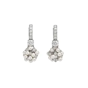 Élégantes boucles d'oreilles en argent avec perles blanches et zircons scintillants.