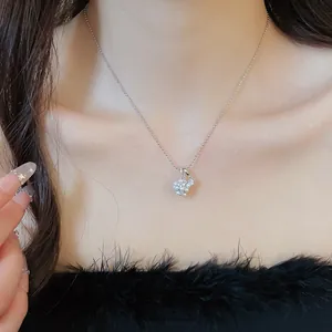 Vue détaillée d'un collier avec pendentif fleur en perle et zircon sur un mannequin