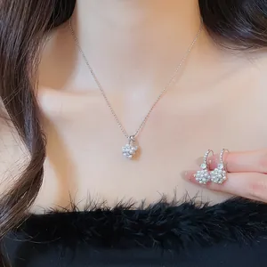 Détail d'une parure élégante en argent avec collier et boucles d'oreilles fleur en perles