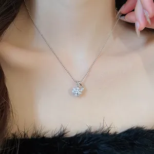 Vue détaillée d'un collier fleur de style coréen avec perles et zircons porté au cou