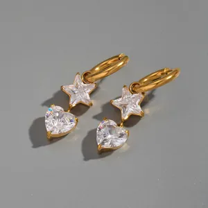 Détail macro montrant des breloques étoile et cœur plaquées or 18 carats avec zircons