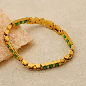 Detail van 18K vergulde horlogeband armband met groene en gele kralen details.