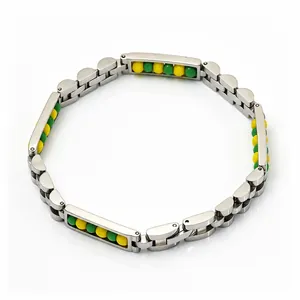 Detailweergave van een roestvrijstalen horlogeband-armband met groene en gele kralen design
