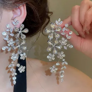 Boucles d'oreilles pendantes fleurs en argent avec cristaux brillants pour banquets