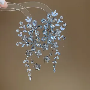 Gros plan de boucles d'oreilles fleuries de luxe avec détails en cristal scintillant