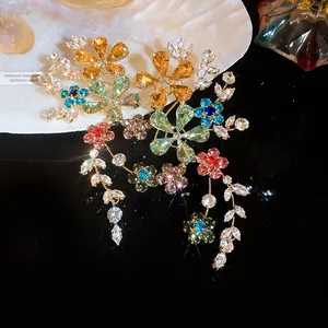 Gros plan de boucles d'oreilles fleurs en cristal multicolore pour banquets élégants